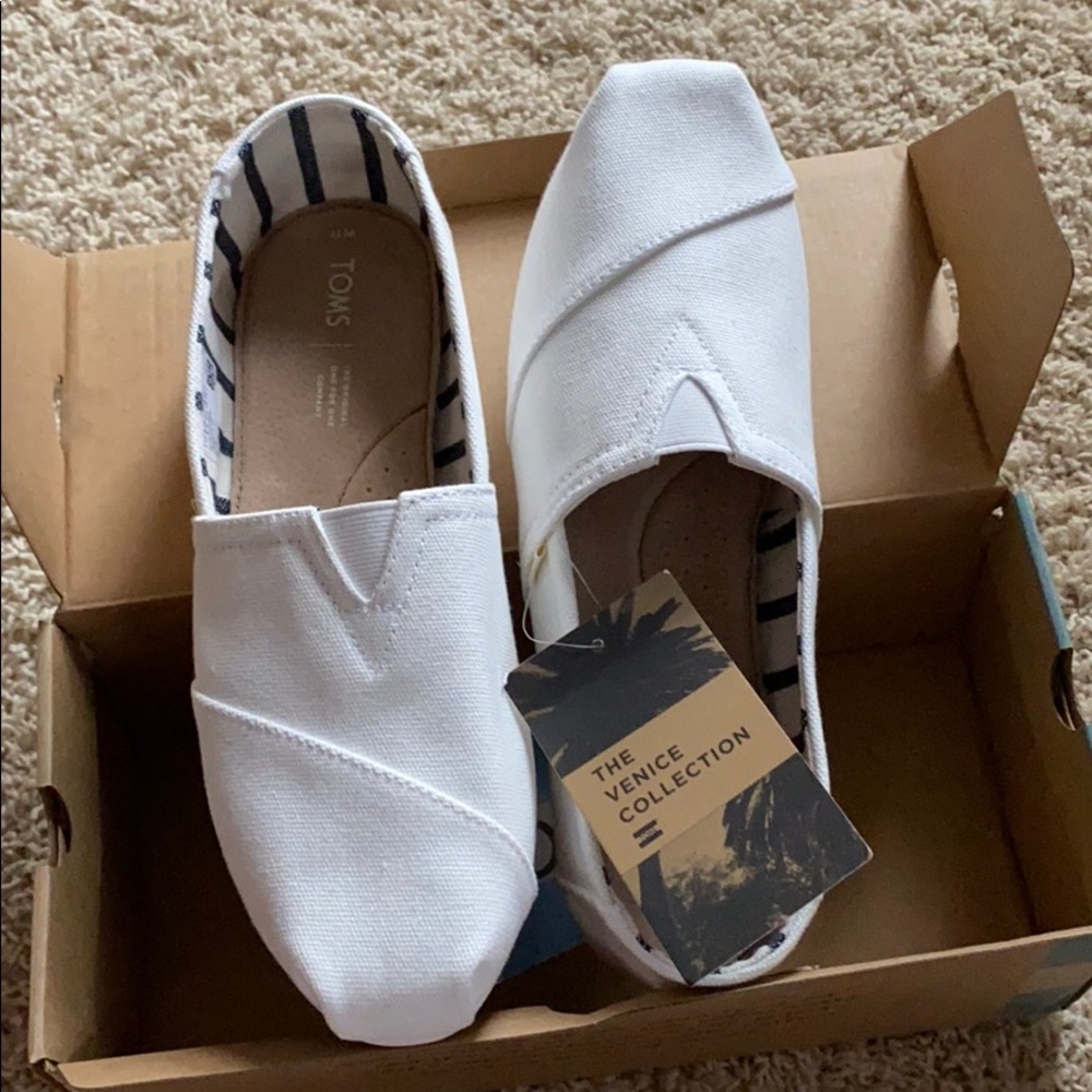 BRAND NEW NWT Venice Collection White Canvas Toms